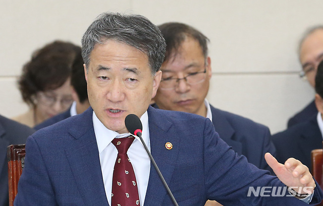 【서울=뉴시스】이종철 기자 = 2일 서울 여의도 국회에서 열린 보건복지위원회 의 보건복지부 국정감사에서 박능후 장관이 답변을 하고 있다. 2019.10.02. jc4321@newsis.com