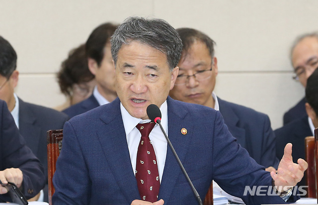 【서울=뉴시스】이종철 기자 = 2일 서울 여의도 국회에서 열린 보건복지위원회 의 보건복지부 국정감사에서 박능후 장관이 답변을 하고 있다. 2019.10.02. jc4321@newsis.com