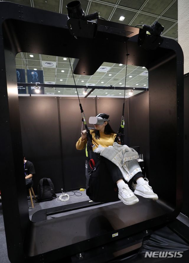 【서울=뉴시스】 고범준 기자 = 2일 오후 서울 강남구 코엑스에서 열린 코리아 VR 페스티벌을 찾은 관람객들이 익스트림 VR 국가대표 시리즈 체험을 하고 있다. 2019.10.02.&nbsp; bjko@newsis.com