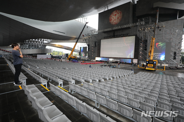 【부산=뉴시스】조수정 기자 = 제24회 부산국제영화제 개막을 하루 앞둔 2일 오후 부산 해운대구 우동 영화의전당에서 18호 태풍 미탁에 대비한 안전 조치 및 구조물 설치 확인을 하고 있다. 2019.10.02.chocrystal@newsis.com