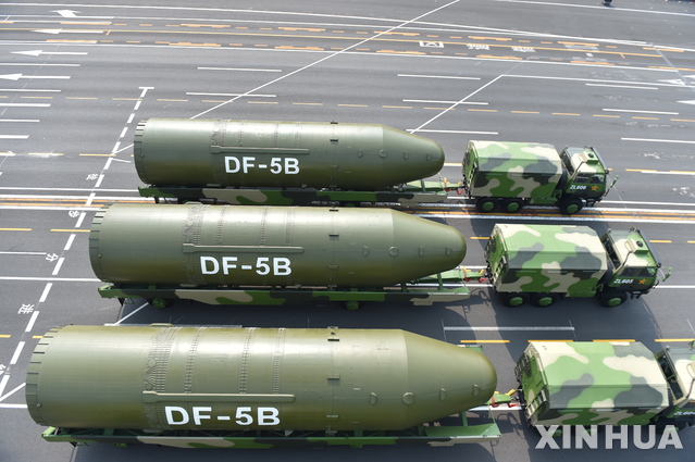 [베이징=신화/뉴시스] 중국군 다탄두 대륙간탄도미사일 둥펑-5B가 2019년 10월 1일 중국 베이징에서 열린 신중국 70주년 열병식에서 선보이고 있다. 2025.06.05