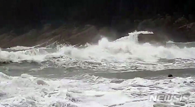 【신안=뉴시스】변재훈 기자 = 태풍 '미탁'이 접근 중인 2일 전남 신안군 흑산면 흑산도 앞 바다에 거센 파도가 몰아치고 있다. 2019.10.02. (사진=독자 제공)photo@newsis.com