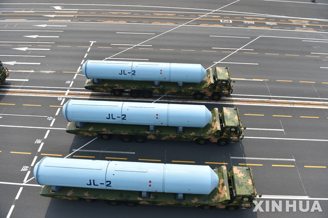 【베이징=신화/뉴시스】중국군 잠수함 발사탄도미사일(SLBM) 쥐랑(JL)-2가 중국 베이징에서 열린 신중국 70주년 열병식에 선보이고 있다. 2019.10.02