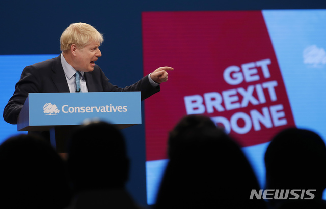 【맨체스터=AP/뉴시스】보리스 존슨 영국 총리가 2일(현지시간) 맨체스터에서 열린 '보수당 연례 총회'에 참석해 연설하고 있다. 존슨 총리는 "브렉시트에 대한 강경 노선을 고수할 것"이라며 유럽연합(EU)에 마지막 브렉시트 합의안을 제안하겠다고 밝혔다. 존슨 총리는 EU 협상단이 이 합의안을 받아들이지 않는다면 아무런 협상 없이 EU를 탈퇴하는 '노딜(No deal)' 브렉시트를 추진하겠다는 방침이다. 2019.10.02.