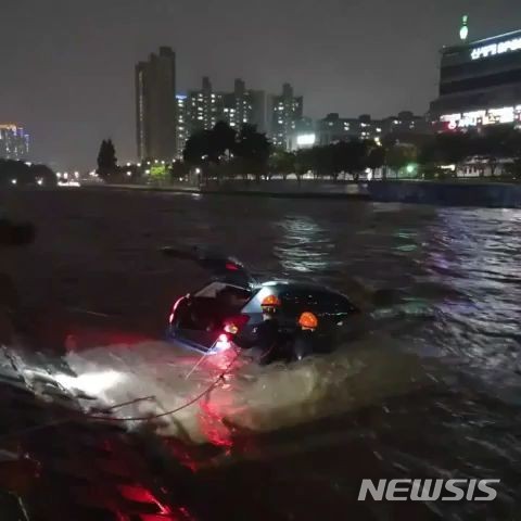 【대구=뉴시스】김정화 기자 = 지난 2일 오후 9시11분께 대구시 중구 대봉교 밑 신천둔치에서 80대 노모를 태운 채 운전하던 60대 운전자가 길을 제대로 몰라 하천으로 진행하다 턱에 걸려 있는 것을 출동한 소방당국이 구조했다. 2019.10.03. (사진 = 대구 소방안전본부 제공) photo@newsis.com