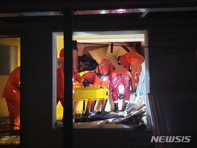 【삼척=뉴시스】 김경목 기자 = 강원 삼척소방서 구조대원들이 3일 오전 북상 중인 제18호 태풍 '미탁(MITAG)'이 몰고 온 폭우로 산사태가 발생해 2층짜리 주택을 덮친 삼척시 오분동에서 매몰자 김모(78·여)씨를 구조하고 있다. 김씨는 병원으로 옮겨졌지만 숨졌다. 2019.10.03. (사진=삼척소방서 제공)photo＠newsis.com