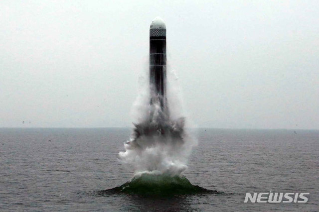 【서울=뉴시스】 북한이 지난 2일 오전 동해 원산만 수역에서 신형 잠수함발사탄도미사일(SLBM)인 '북극성-3'형 시험발사를 성공적으로 진행했다고 3일 밝혔다. 2019.10.03. (사진=노동신문) photo@newsis.com