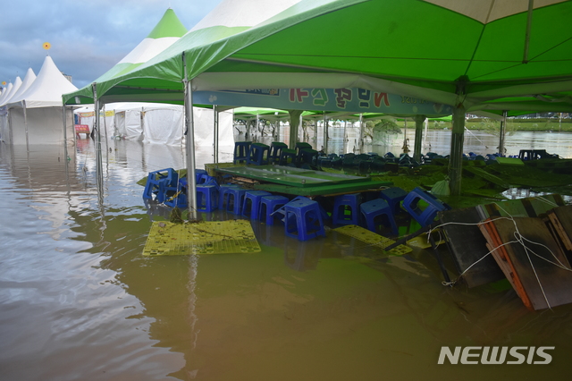【진주=뉴시스】 3일 오전 경남 진주남강유등축제가 열리고 있는 남강둔치에 마련된 몽골텐트(식당)가 물에 잠겨있다.이날 진주는 태풍 '미탁'의 영향권에 벗어났지만 전날 내린 집중호우로 한국수자원공사 남강댐에서 본류쪽으로 초당 400t을 방류하면서 저지대가 침수됐다.2019.10.03. jkgyu@newsis.com