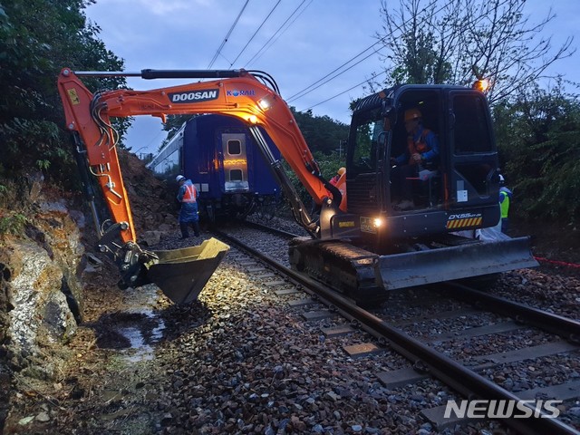  【봉화=뉴시스】 김진호 기자 = 3일 오전 3시 25분께 경북 봉화~봉성역 구간에서 해랑 관광열차가 궤도를 이탈했다. 코레일 초기대응팀과 119가 출동해 복구작업을 벌이고 있다. 2019.10.03 (사진=코레일 경북본부 제공) photo@newsis.com 