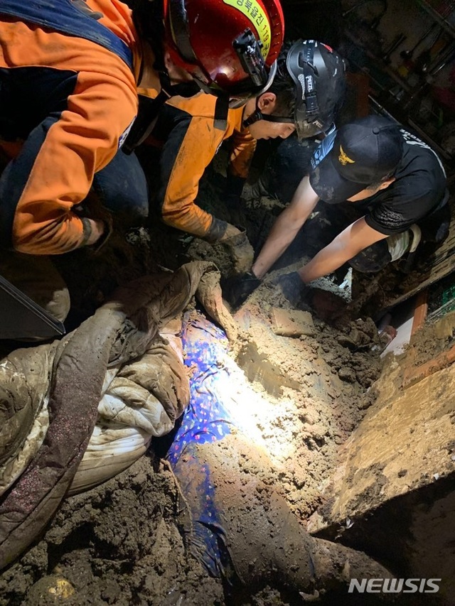 【안동=뉴시스】 3일 오전 9시6분께 경북 울진군 울진읍에서 한 주택이 붕괴돼 소방대원들이 구조작업을 벌이고 있다. 2019.10.03 (사진=경북소방본부 제공)