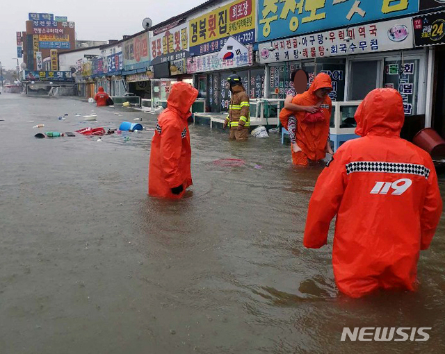 【강릉=뉴시스】김경목 기자 = 강원 강릉소방서 대원들이 3일 오전 제18호 태풍 '미탁(MITAG)'이 몰고 온 폭우로 침수된 강릉시 안현동 진안상가에서 주민을 구조하고 있다. 2019.10.03. (사진=강릉소방서 제공) photo＠newsis.com&nbsp; 