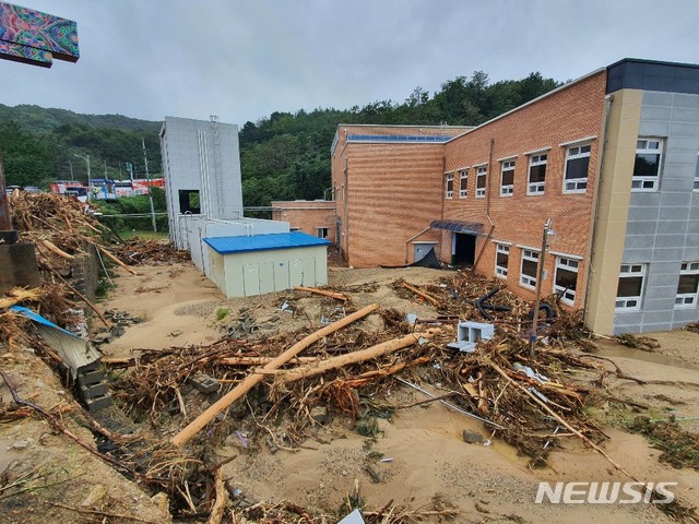 【삼척=뉴시스】김태식 기자 = 3일 강원 삼척시 원덕읍 돌기해삼종묘배양장이 태풍 '미탁'으로 인해 쑥대밭이 됐다.2019.10.03. newsenv＠newsis.com