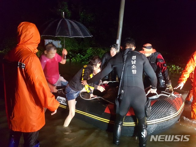 【진주=뉴시스】 경남 진주소방서는 지난2일 밤 태풍 '미탁'의 영향으로 하천이 범람하면서 고립된 일가족 3명을 보트로 구조하고 있다.2019.10.03.(사진=진주소방서 제공)&nbsp; jkgyu@newsis.com 
