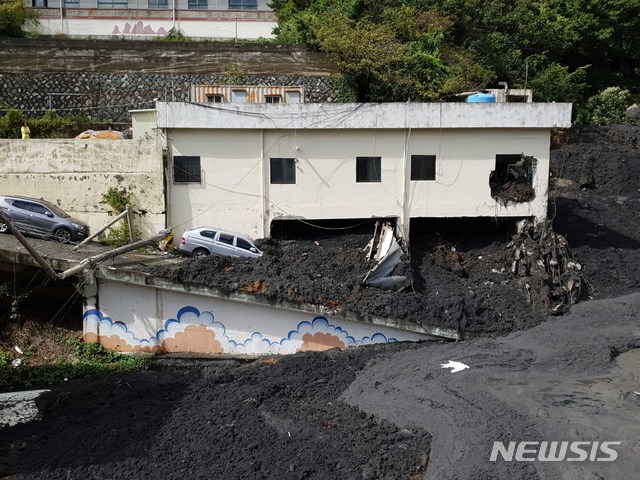 【부산=뉴시스】 3일 오전 9시 5분께 부산 사하구 구평동의 한 야산에서 산사태가 발생, 토사가 쏟아지면서 인근 샌드위치패널 구조의 공장과 주택 1채, 천막으로 된 식당 가건물 1개동 등을 덮쳤다.&nbsp; 이로 인해 주택에 3명, 식당에 1명 등 총 4명이 매몰된 것으로 추정되고 있다. 2019.10.03. (사진=부산소방재난본부 제공)&nbsp; photo@newsis.com&nbsp; 
