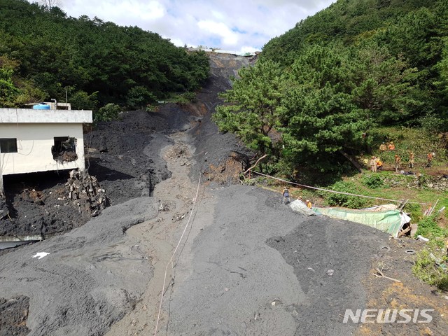 【부산=뉴시스】 3일 오전 9시 5분께 부산 사하구 구평동의 한 야산에서 산사태가 발생, 토사가 쏟아지면서 인근 샌드위치패널 구조의 공장과 주택 1채, 천막으로 된 식당 가건물 1개동 등을 덮쳤다. 이로 인해 주택에 3명, 식당에 1명 등 총 4명이 매몰된 것으로 추정되고 있다. 2019.10.03. (사진=부산소방재난본부 제공) photo@newsis.com 