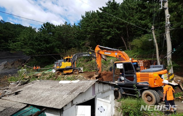 【부산=뉴시스】 3일 오전 9시 5분께 부산 사하구 구평동의 한 야산에서 산사태가 발생, 토사가 쏟아지면서 인근 샌드위치패널 구조의 공장과 주택 1채, 천막으로 된 식당 가건물 1개동 등을 덮쳤다. 이로 인해 주택에 3명, 식당에 1명 등 총 4명이 매몰된 것으로 추정되고 있다. 2019.10.03. (사진=부산소방재난본부 제공) photo@newsis.com 