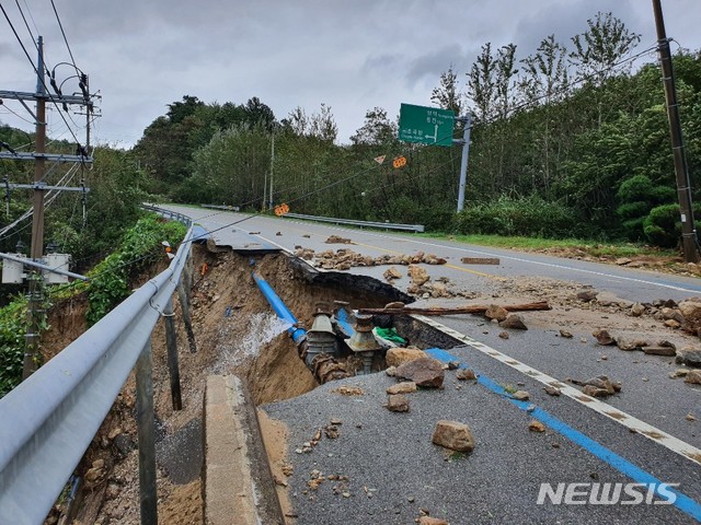 【삼척=뉴시스】김태식 기자 = 3일 제18호 태풍 ‘미탁’으로 인해 강원 삼척시 근덕면의 한 도로가 폐허로 변했다.2019.10.03. newsenv@newsis.com