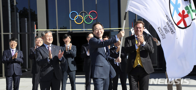 [전주=뉴시스] 전북도는 현지시간 2일 스위스 로잔의 올림픽박물관에서 열린 국제마스터스협회(IMGA) 총회에서 대회유치 프레젠테이션과 적격심사를 거쳐 ‘2022 아태마스터스’개최지로 확정됐다. 송하진 전북도지사가 대회기를 들고 기뻐하고 있다. (사진=전북도 제공) 2019.10.03. photo@newsis.com
