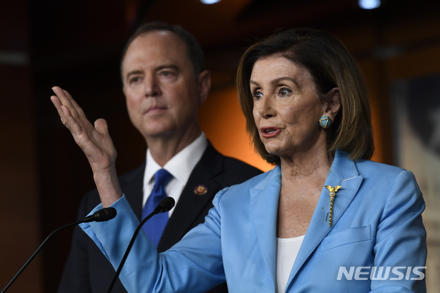 【워싱턴=AP/뉴시스】낸시 펠로시(오른쪽) 미 하원의장과 애덤 시프 미 하원 정보위원장이 지난 2일 국회의사당에서 기자회견을 하고 있다. 2019.10.10.