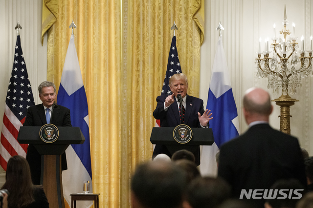 【워싱턴= AP/뉴시스】 2일(현지시간) 백악관에서 사울리 니니스토 핀란드 대통령과 함께 공동기자회견하는 트럼프 미 대통령. 그는 이 자리에서 탄핵 청문회가 하원 민주당의 조작극이라고 강력히 비난했다.&nbsp; 