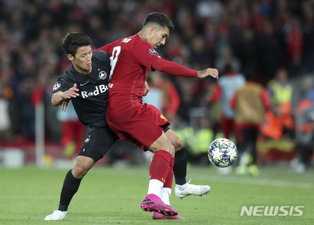 【리버풀=AP/뉴시스】잘츠부르크 레드불의 황희찬(왼쪽)이 2일(현지시간) 영국 리버풀의 안필드에서 열린 2019-20 유럽축구연맹(UEFA) 챔피언스리그(UCL) E조 리버풀과의 조별리그 2차전에서 공을 다투고 있다. 황희찬은 0-3으로 지고 있던 전반 39분 만회 골과 후반 11분 두 번째 골에 도움을 기록하며 선전했으나 팀은 3-4로 패했다. 2019.10.03.