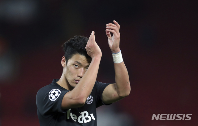 【리버풀=AP/뉴시스】잘츠부르크 레드불의 황희찬이 2일(현지시간) 영국 리버풀의 안필드에서 열린 2019-20 유럽축구연맹(UEFA) 챔피언스리그(UCL) E조 리버풀과의 조별리그 2차전을 마치고 운동장에서 내려오고 있다. 황희찬은 0-3으로 지고 있던 전반 39분 만회 골과 후반 11분 두 번째 골에 도움을 기록하며 선전했으나 팀은 3-4로 패했다. 2019.10.03.