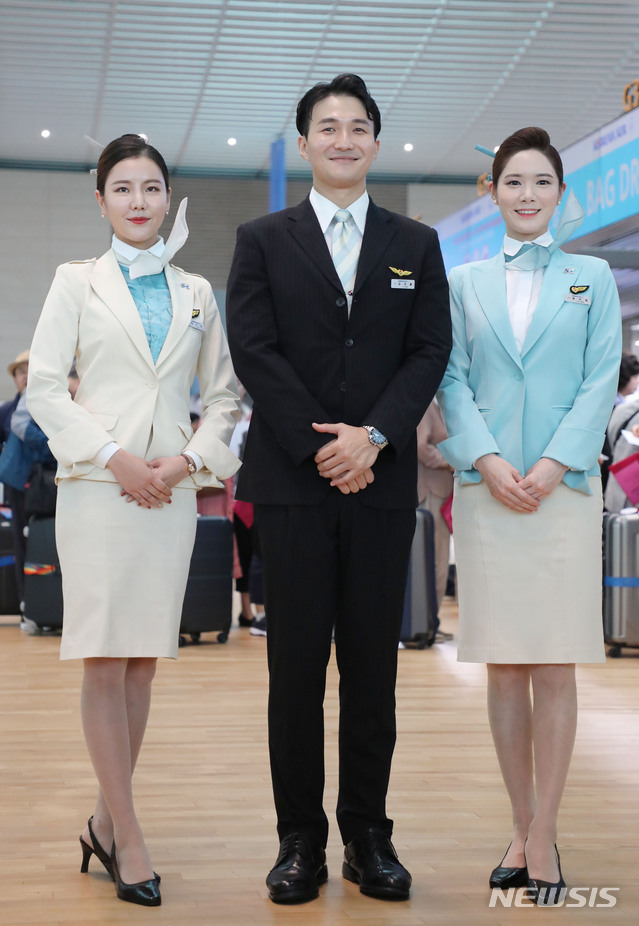 [서울=뉴시스] 한국의 한복과 청자에서 착안해 전통미와 아름다움을 반영한 11기 현 대한항공 유니폼. (사진=뉴시스DB) 2019.10.03. photo@newsis.com