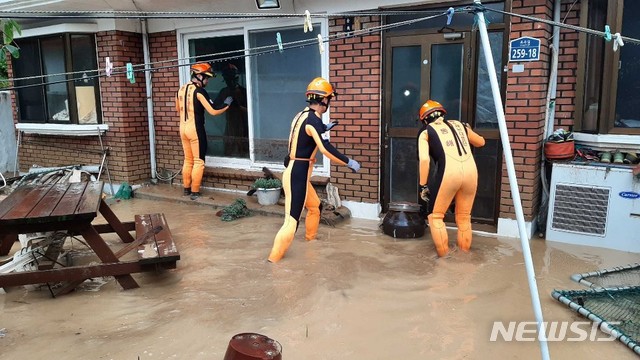 【삼척=뉴시스】김경목 기자 = 강원도 소방본부 환동해특수재난대응단 대원들이 3일 오전 삼척시 근덕면 초곡리에서 제18호 태풍 '미탁(MITAG)'이 몰고 온 폭우로 침수 피해를 입은 주민구조에 나서고 있다. 2019.10.03. (사진=강원도 소방본부 제공) photo＠newsis.com