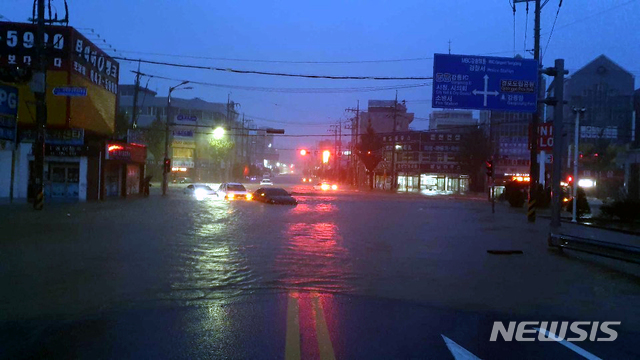【강릉=뉴시스】김경목 기자 = 3일 오전 제18호 태풍 '미탁(MITAG)'이 몰고 온 폭우로 강원 강릉시 포남동 일대 도로가 침수돼 운전자들이 아찔한 상황을 맞고 있다. 2019.10.03. (사진=강릉소방서 제공) photo＠newsis.com&nbsp; 