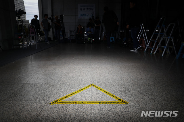 【서울=뉴시스】최동준 기자 = 조국 법무부 장관 가족들 둘러싼 각종 의혹을 수사 중인 검찰이 조 장관의 부인 정경심 동양대 교수를 비공개 소환했다고 3일 밝혔다. 사진은 이날 서울 서초구 서울중앙지방검찰청 모습. 2019.10.03.&nbsp; photocdj@newsis.com