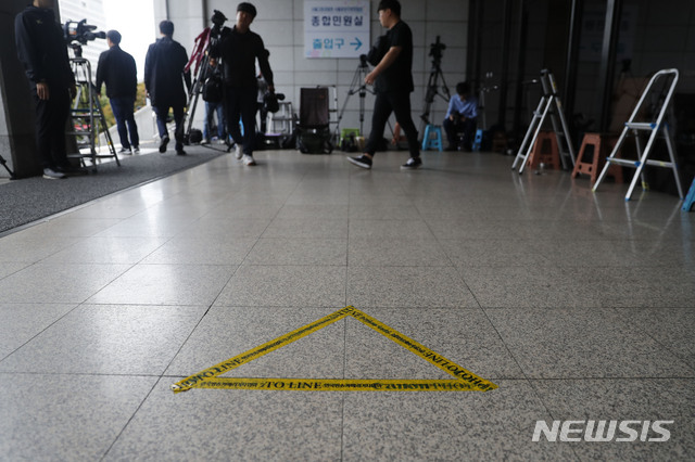 【서울=뉴시스】최동준 기자 = 조국 법무부 장관 가족들 둘러싼 각종 의혹을 수사 중인 검찰이 조 장관의 부인 정경심 동양대 교수를 비공개 소환했다고 3일 밝혔다. 사진은 이날 서울 서초구 서울중앙지방검찰청 모습. 2019.10.03.&nbsp; photocdj@newsis.com