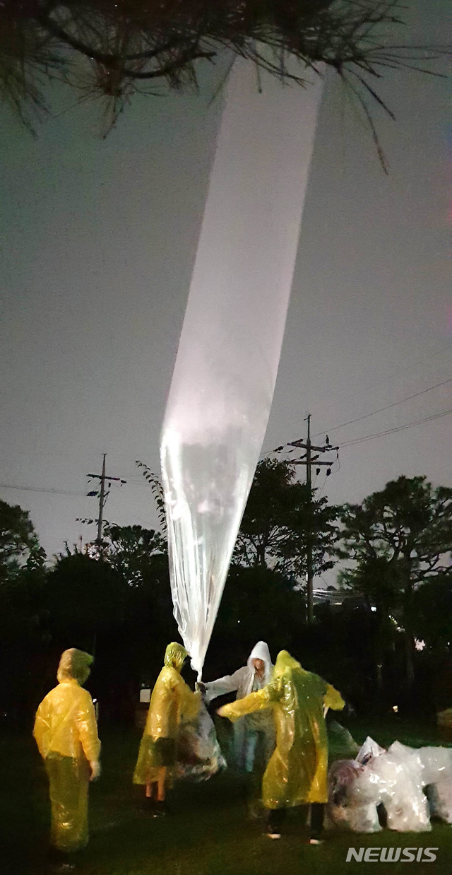 【서울=뉴시스】추상철 기자 = 자유북한운동연합 회원들이 지난 2일 오후 경기 연천군 신서면 답곡리 인근에서 북한의 SLBM 미사일 도발 중단을 촉구하는 대북전단을 살포하고 있다. 2019.10.03. (사진=자유북한운동연합 제공) photo@newsis.com