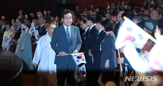 【서울=뉴시스】 박영태 기자 =제4351주년 개천절 경축식이 열린 3일 오전 서울 종로구 세종문화회관에서 이낙연 국무총리가 이동하고 있다. 2019.10.03.&nbsp; photo@newsis.com