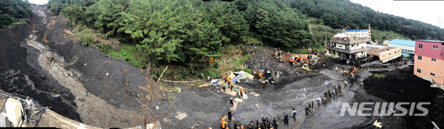 부산 산사태 매몰현장 밤샘 구조작업…매몰자 2명 행방 아직 못찾아