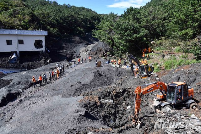 【부산=뉴시스】 하경민 기자 = 3일 부산 사하구 구평동의 야산에서 산사태가 발생해 토사가 쏟아지면서 주택 1채와 천막 가건물 식당 1개동 등을 덮쳤다. 주택에 3명, 식당에 1명 등 총 4명이 매몰된 것으로 추정되고 있다. 사고 현장에서 굴착기 등 중장비를 동원해 소방대원, 군 장병 등이 토사 제거와 함께 수색작업을 펼치고 있다. 2019.10.03. yulnetphoto@newsis.com