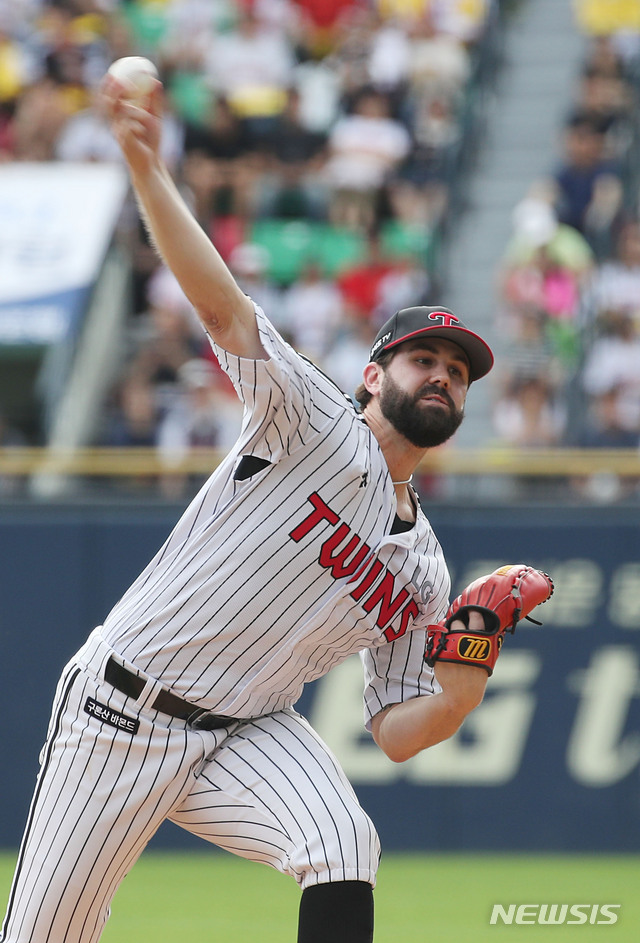 【서울=뉴시스】김진아 기자 = 3일 오후 서울 송파구 잠실야구장에서 열린 '2019 KBO리그' 프로야구 포스트시즌 와일드카드 결정전 1차전 LG 트윈스와 NC 다이노스의 경기, LG 켈리가 역투하고 있다. 2019.10.03. bluesoda@newsis.com