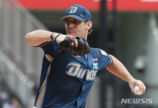 【서울=뉴시스】김진아 기자 = 3일 오후 서울 송파구 잠실야구장에서 열린 '2019 KBO리그' 프로야구 포스트시즌 와일드카드 결정전 1차전 LG 트윈스와 NC 다이노스의 경기, NC 프리드릭이 역투하고 있다. 2019.10.03. bluesoda@newsis.com