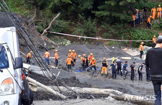 【부산=뉴시스】하경민 기자 = 3일 부산 사하구 구평동의 한 야산에서 산사태가 발생해 토사가 쏟아지면서 주택 1채와 천막 가건물 식당 1개동 등을 덮쳤고, 이로 인해 주택에 3명, 식당에 1명 등 총 4명이 매몰된 것으로 추정되고 있다.&nbsp; 사고 현장에서 굴착기 등 중장비를 동원해 소방대원, 군 장병 등이 구조작업을 펼치고 있다. 2019.10.03.&nbsp; yulnetphoto@newsis.com