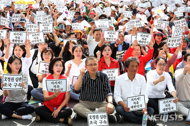 【서울=뉴시스】이종철 기자  = 자유한국당 황교안 대표와 나경원 원내대표, 단식중인 이학재 의원을 비롯한 참석자들이 3일 오후 서울 종로구 세종문화회관 앞에서 열린 ‘문재인 정권 헌정 유린 중단과 위선자 조국 파면 촉구대회’에서 구호를 외치고 있다. 2019.10.03.jc4321@newsis.com