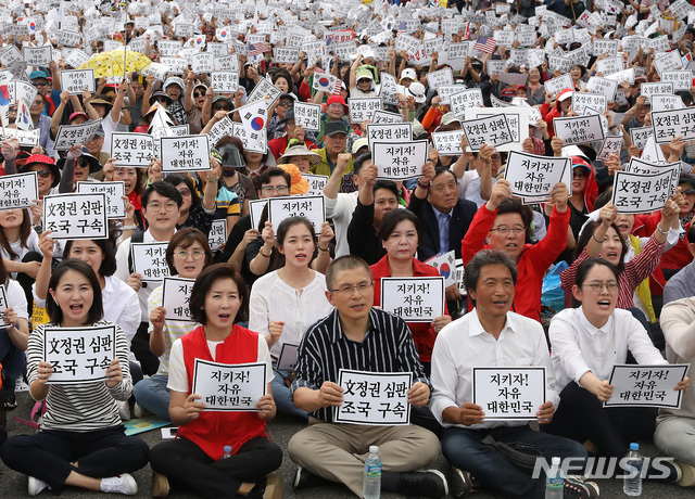 【서울=뉴시스】이종철 기자  = 자유한국당 황교안 대표와 나경원 원내대표, 단식중인 이학재 의원을 비롯한 당원들과 시민들이 3일 오후 서울 종로구 세종문화회관 앞에서 열린 ‘문재인 정권 헌정 유린 중단과 위선자 조국 파면 촉구대회’에서 구호를 외치고 있다. 2019.10.03.jc4321@newsis.com