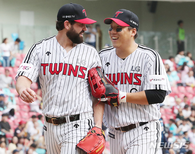 【서울=뉴시스】김진아 기자 = 3일 오후 서울 송파구 잠실야구장에서 열린 '2019 KBO리그' 프로야구 포스트시즌 와일드카드 결정전 1차전 LG 트윈스와 NC 다이노스의 경기, LG 켈리와 김현수가 1-0으로 앞선 4회 수비를 마친 뒤 덕아웃으로 향하며 웃음을 짓고 있다. 2019.10.03. bluesoda@newsis.com