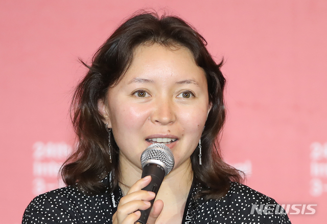 【부산=뉴시스】조수정 기자 = 제24회 부산국제영화제 개막작 '말도둑들, 시간의 길' 기자회견이 열린 3일 오후 부산 해운대구 우동 영화의전당 중극장에서 배우 사말 예슬라모바(카자흐스탄)가 질문에 답하고 있다. 2019.10.03.chocrystal@newsis.com