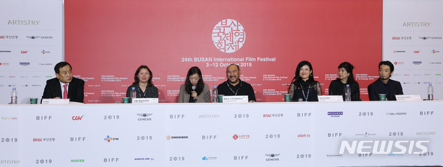 【부산=뉴시스】조수정 기자 = 제24회 부산국제영화제 개막작 '말도둑들, 시간의 길' 기자회견이 열린 3일 오후 부산 해운대구 우동 영화의전당 중극장에서 감독과 배우들이 질문에 답하고 있다. 왼쪽부터 전양준 부산국제영화제 집행위원장, 영화 '말도둑들, 시간의 길' 배우 사말 예슬라모바(카자흐스탄), 통역, 예를란 누르무함베토프(카자흐스탄) 감독, 리사 타케바(일본) 감독, 통역, 배우 모리야마 미라이(일본). 2019.10.03.chocrystal@newsis.com