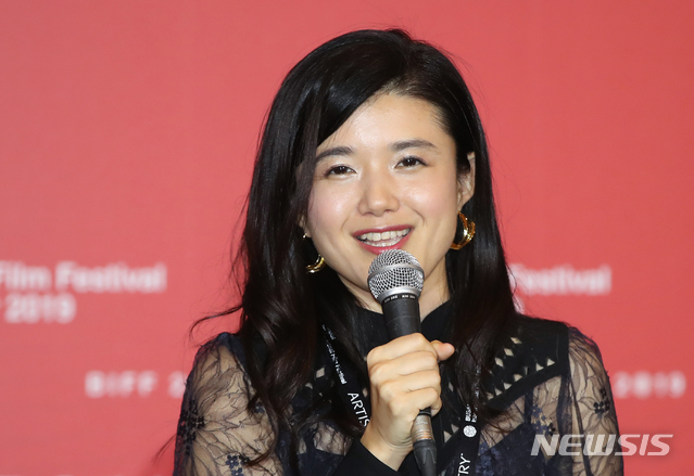 【부산=뉴시스】조수정 기자 = 제24회 부산국제영화제 개막작 '말도둑들, 시간의 길' 기자회견이 열린 3일 오후 부산 해운대구 우동 영화의전당 중극장에서 리사 타케바(일본) 감독이 인사말 하고 있다. 2019.10.03.chocrystal@newsis.com