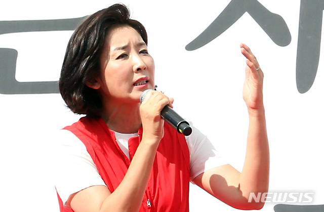 【서울=뉴시스】이종철 기자 = 자유한국당 나경원 원내대표가 3일 오후 서울 종로구 세종문화회관 앞에서 열린 ‘문재인 정권 헌정 유린 중단과 위선자 조국 파면 촉구대회’에서 발언하고 있다. 2019.10.03.jc4321@newsis.com