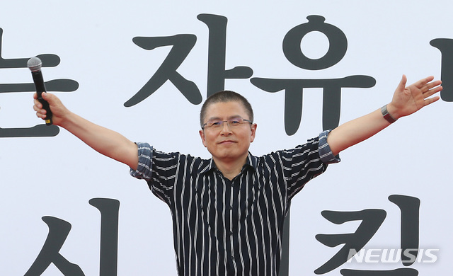 【서울=뉴시스】이종철 기자 = 자유한국당 황교안 대표가 3일 오후 서울 종로구 세종문화회관 앞에서 열린 ‘문재인 정권 헌정 유린 중단과 위선자 조국 파면 촉구대회’에서 참석자들의 환호에 답하고 있다. 2019.10.03.jc4321@newsis.com