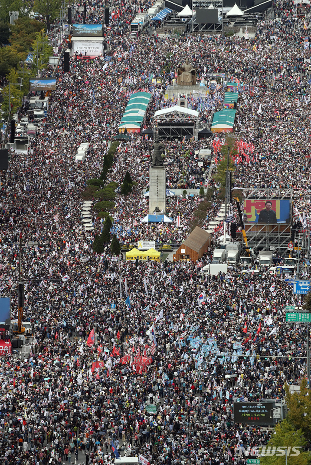 【서울=뉴시스】 박영태 기자 = 3일 서울 광화문광장에서 자유한국당을 비롯한 보수단체가 문재인 대통령의 하야와 조국 법무부장관의 퇴진을 요구하며 집회를 하고 있다. 2019.10.03.since1999@newsis.com