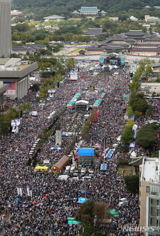 【서울=뉴시스】 박영태 기자 = 3일 서울 광화문광장에서 자유한국당을 비롯한 보수단체가 문재인 대통령의 하야와 조국 법무부장관의 퇴진을 요구하며 집회를 하고 있다. 2019.10.03.since1999@newsis.com