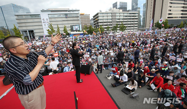 【서울=뉴시스】이종철 기자  = 자유한국당 황교안 대표가 3일 오후 서울 종로구 세종문화회관 앞에서 열린 ‘문재인 정권 헌정 유린 중단과 위선자 조국 파면 촉구대회’에서 발언하고 있다. 2019.10.03.jc4321@newsis.com