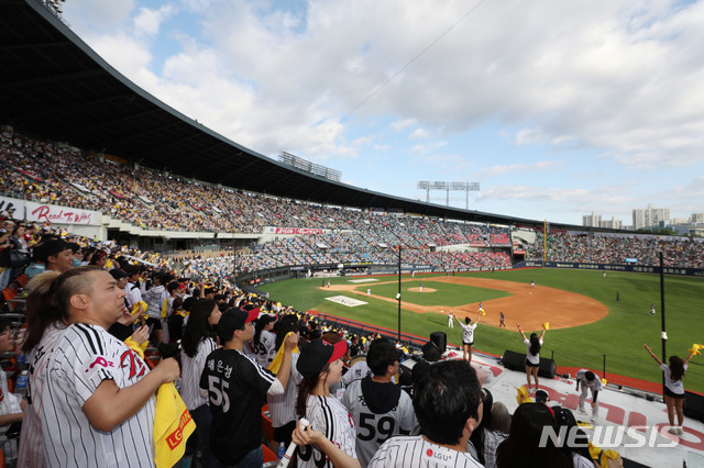 【서울=뉴시스】김진아 기자 = 3일 오후 서울 송파구 잠실야구장에서 열린 '2019 KBO리그' 프로야구 포스트시즌 와일드카드 결정전 1차전 LG 트윈스와 NC 다이노스의 경기, 관중들이 응원을 하고 있다. 2019.10.03. bluesoda@newsis.com